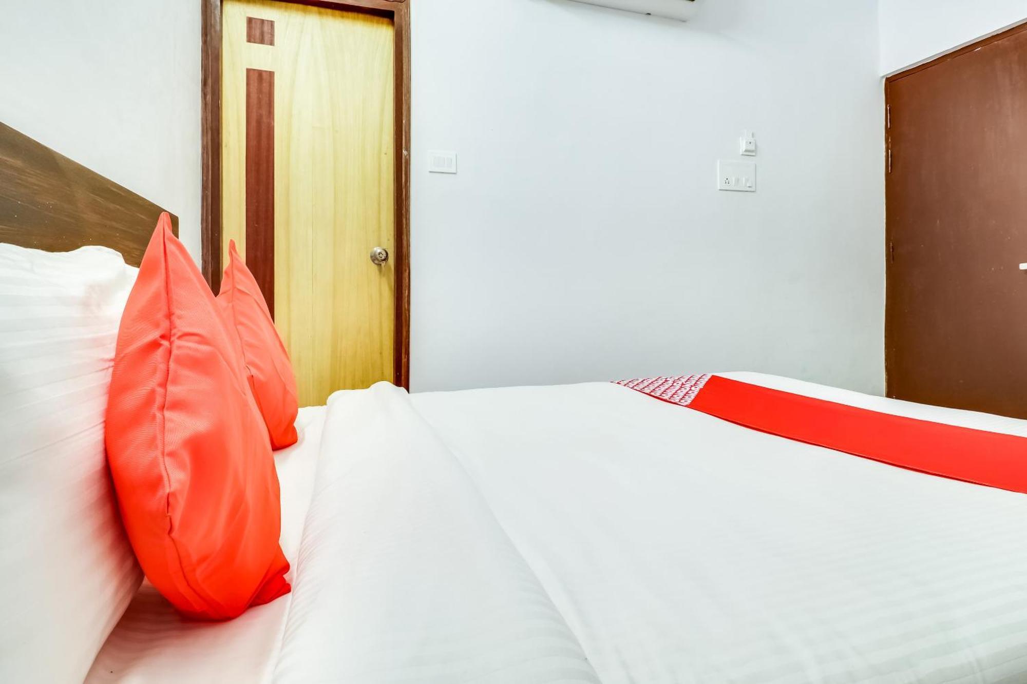 Hotel O The Velvet Chinhat Tiraha Exterior photo